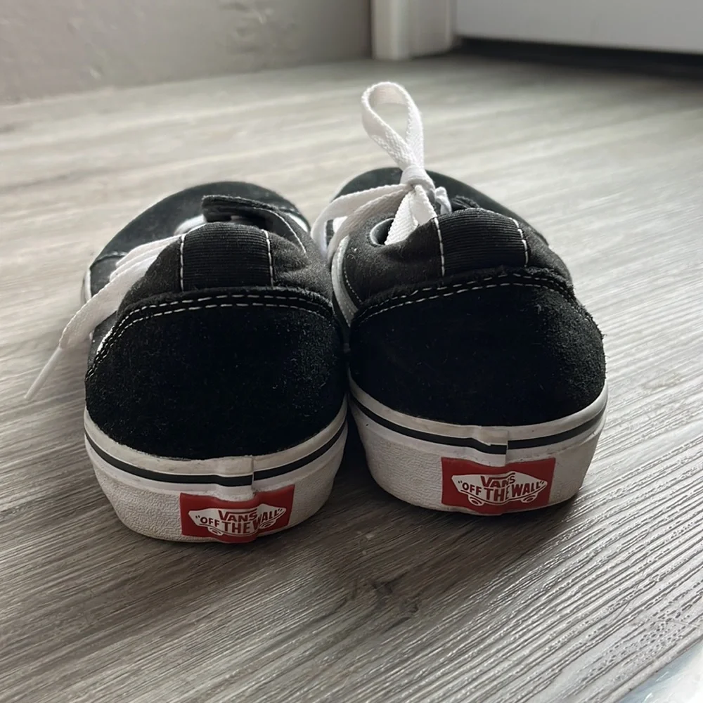 VANS - Picture 2 of 4